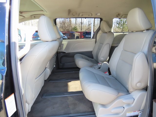 2018 Toyota Sienna XLE 11
