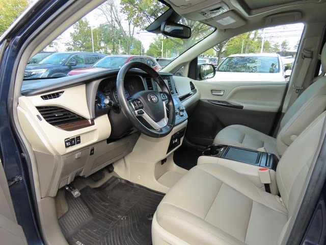Thumbnail: 2019 Toyota Sienna - 3