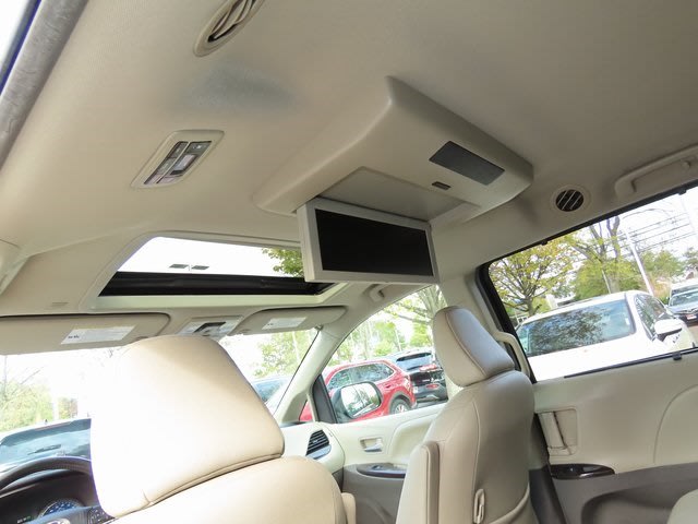 Thumbnail: 2019 Toyota Sienna - 24