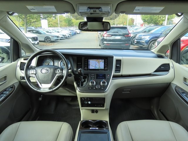 Thumbnail: 2019 Toyota Sienna - 11