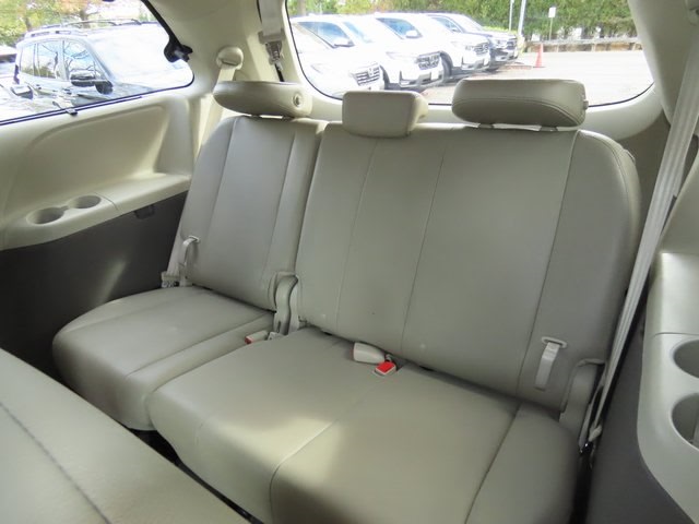 Thumbnail: 2019 Toyota Sienna - 22