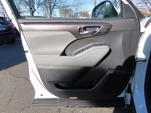 Thumbnail: 2024 Toyota Highlander - 23