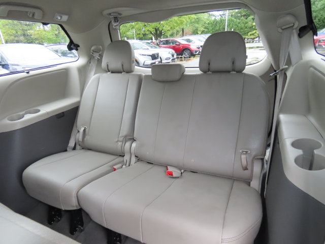 Thumbnail: 2019 Toyota Sienna - 19