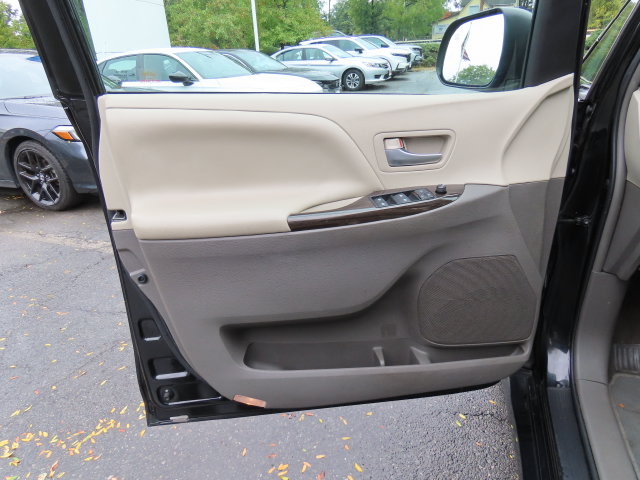 Thumbnail: 2019 Toyota Sienna - 22