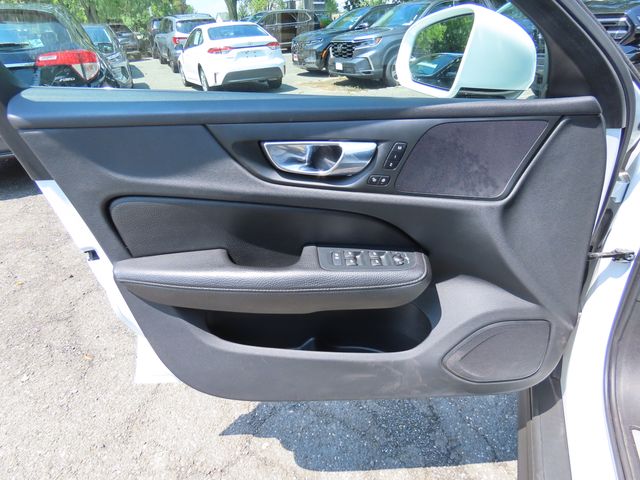 Thumbnail: 2020 Volvo V60 - 23