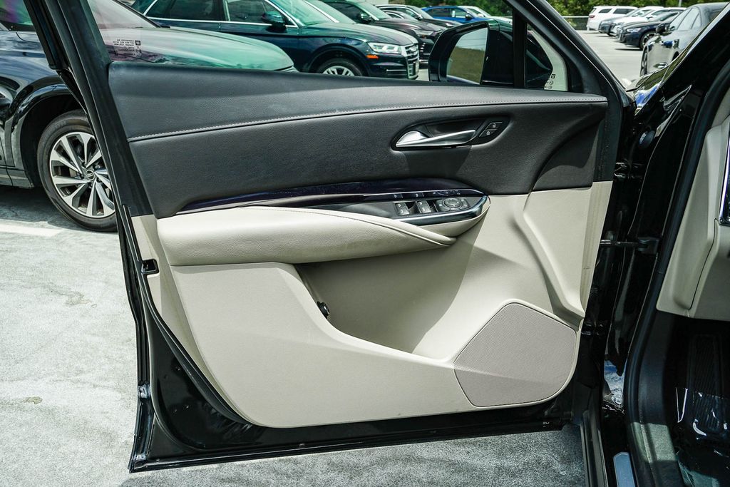 Thumbnail: 2023 Cadillac XT4 - 25