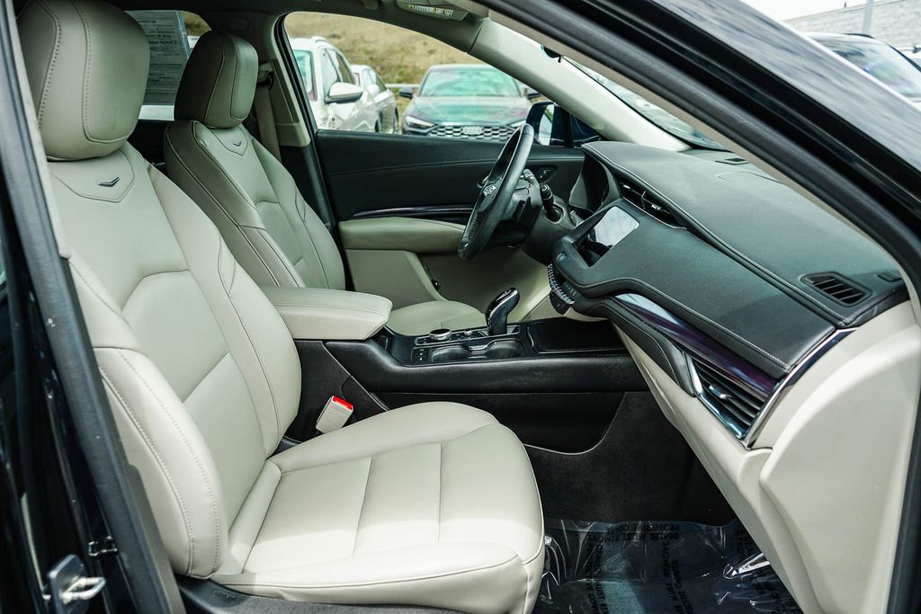 Thumbnail: 2023 Cadillac XT4 - 9