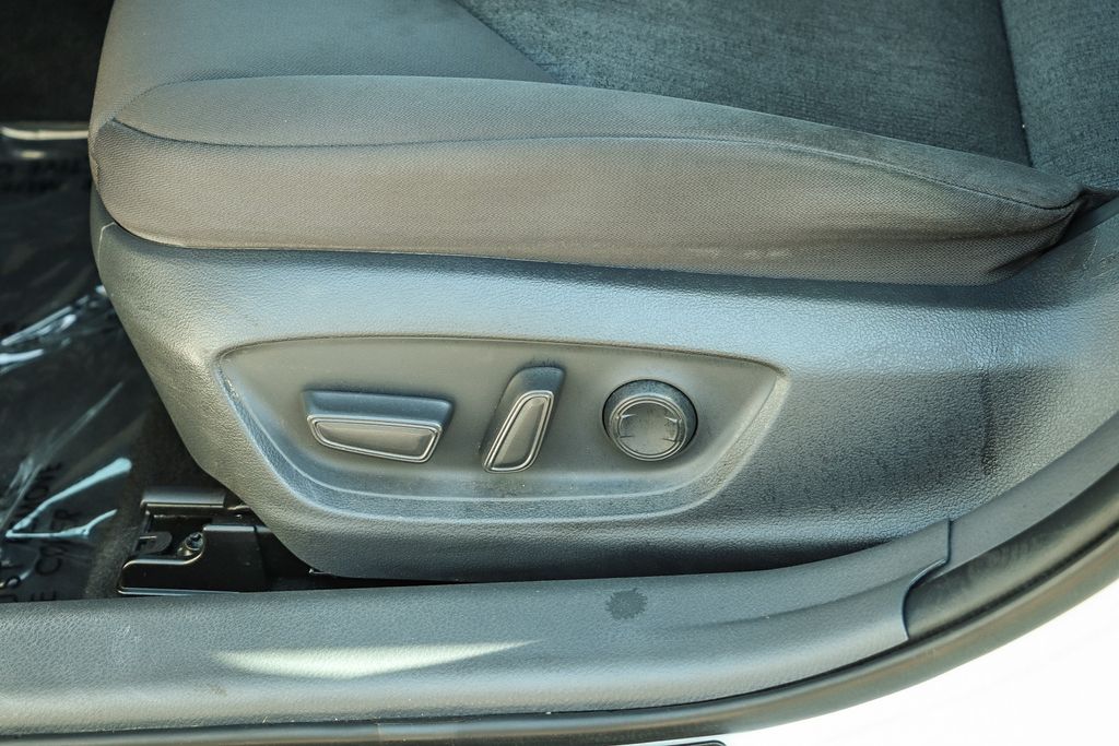 Thumbnail: 2019 Toyota Camry - 21