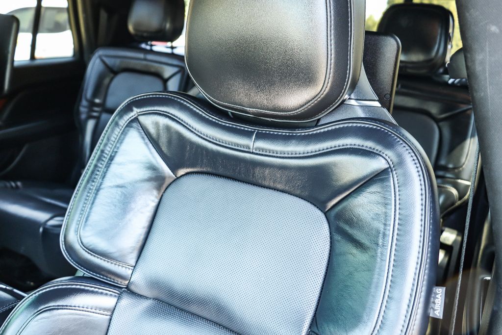 Thumbnail: 2019 Lincoln Navigator L - 9