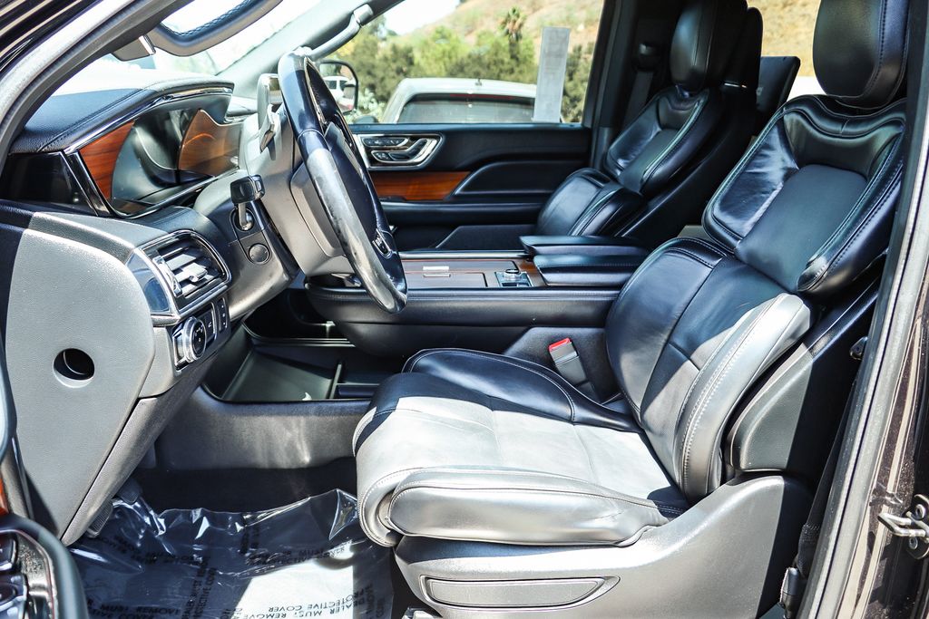 Thumbnail: 2019 Lincoln Navigator L - 10