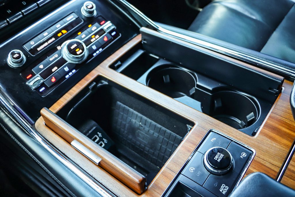 Thumbnail: 2019 Lincoln Navigator L - 14