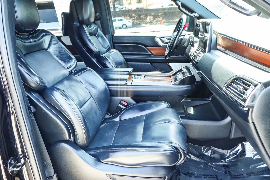 Thumbnail: 2019 Lincoln Navigator L - 30