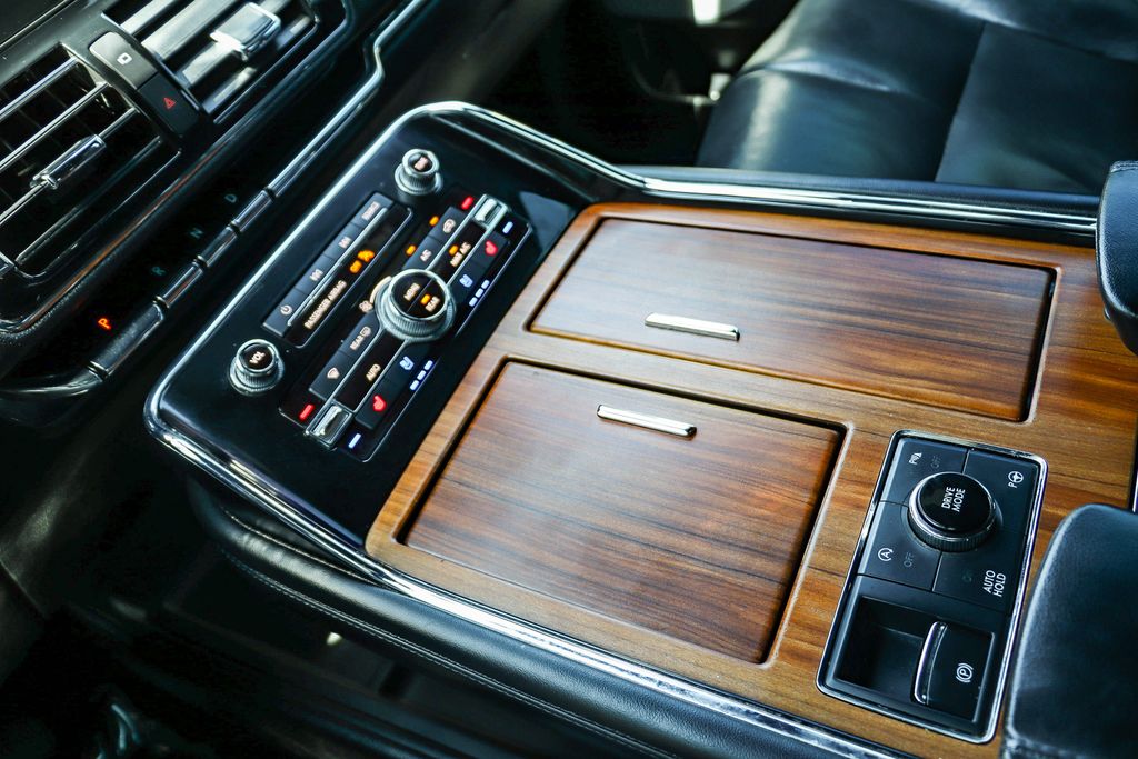 Thumbnail: 2019 Lincoln Navigator L - 22