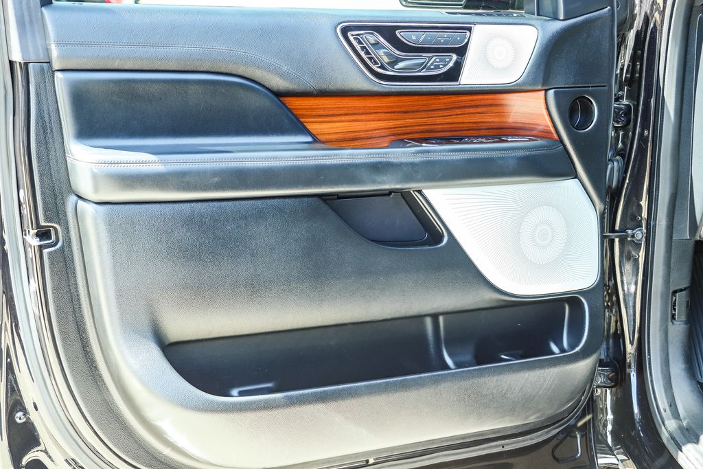 Thumbnail: 2019 Lincoln Navigator L - 25