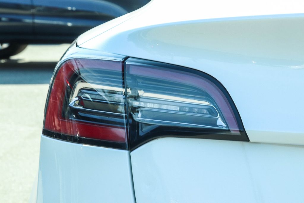 Thumbnail: 2023 Tesla Model 3 - 17