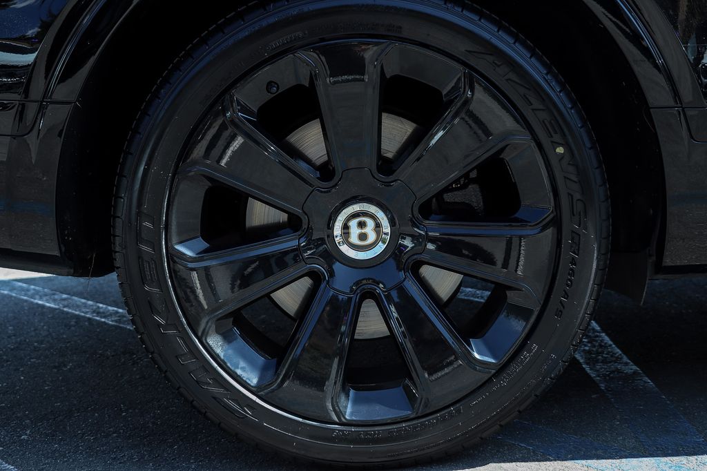 Thumbnail: 2020 Bentley Bentayga - 6