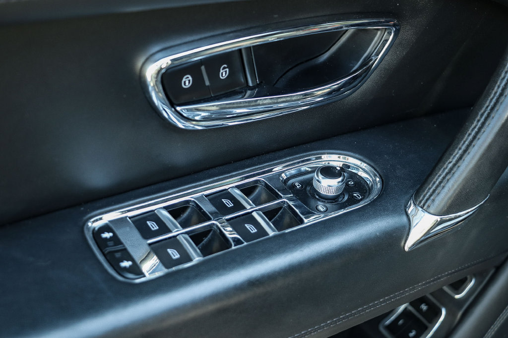 Thumbnail: 2020 Bentley Bentayga - 38