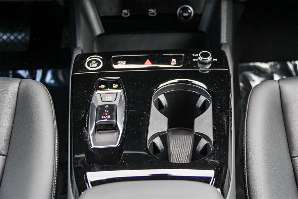 Thumbnail: 2025 Audi Q6 e-tron - 11