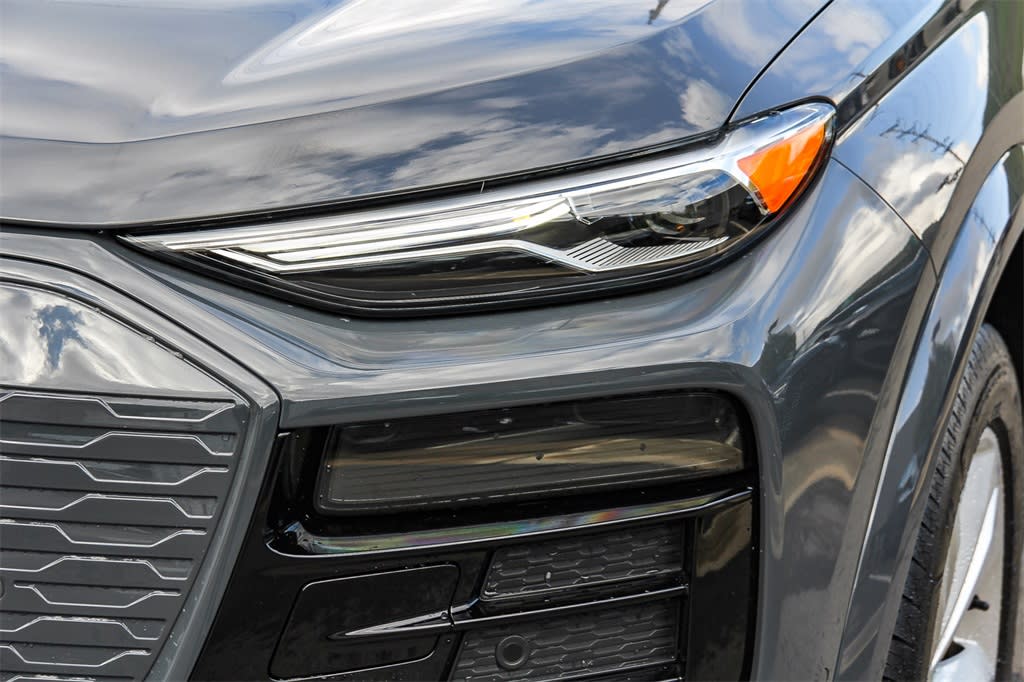 Thumbnail: 2025 Audi Q6 e-tron - 15