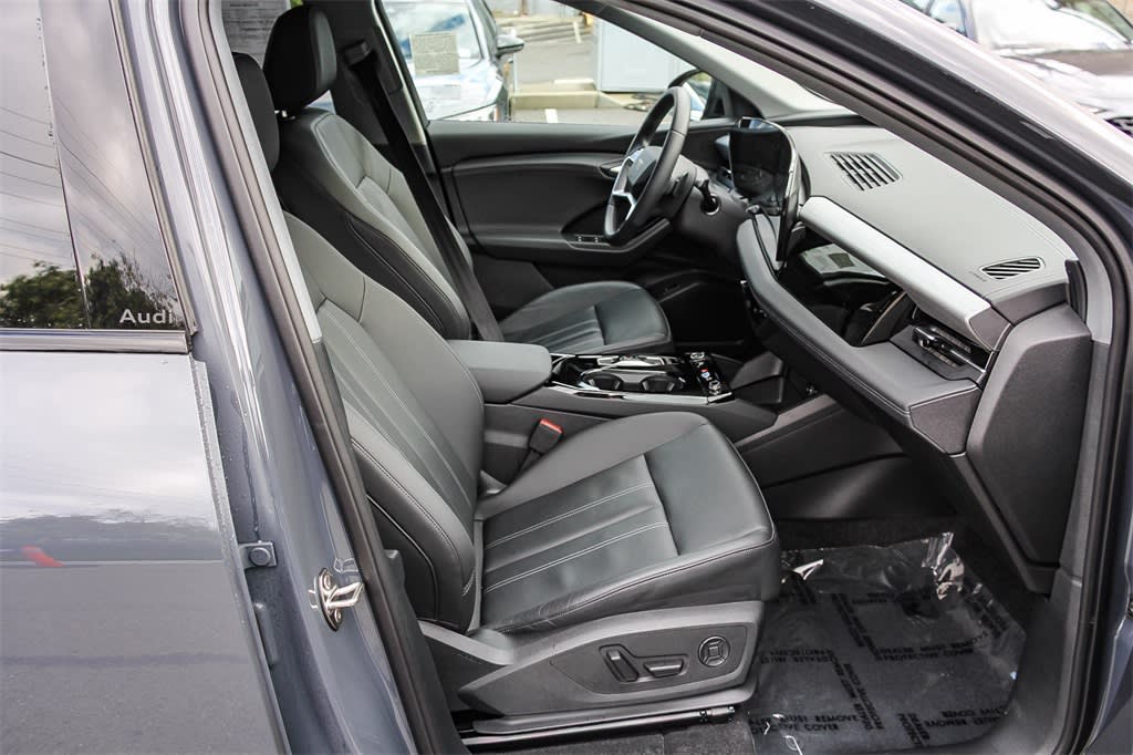 Thumbnail: 2025 Audi Q6 e-tron - 7