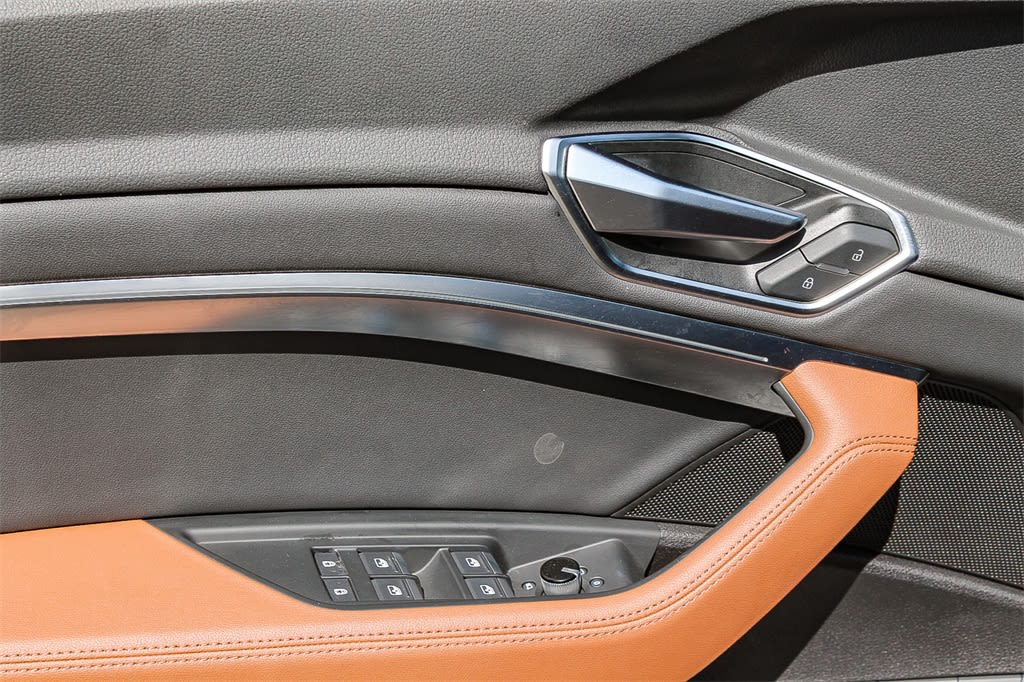 2022 Audi e-tron Premium 26