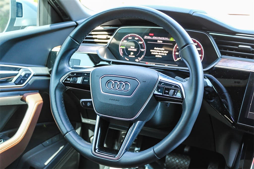 2022 Audi e-tron Premium 8