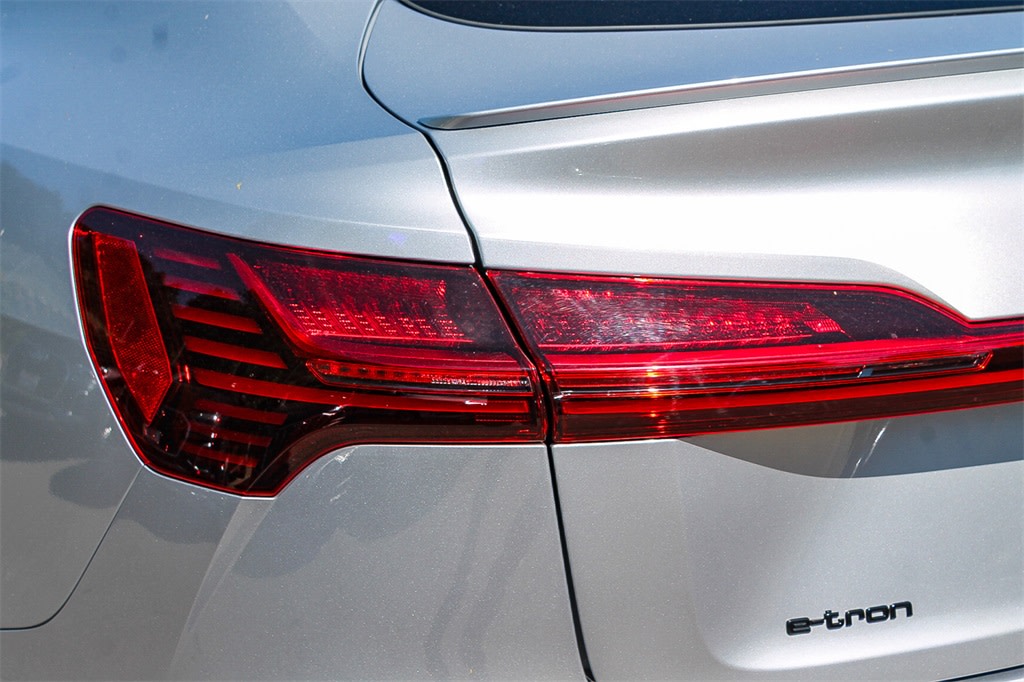 2022 Audi e-tron Premium 19