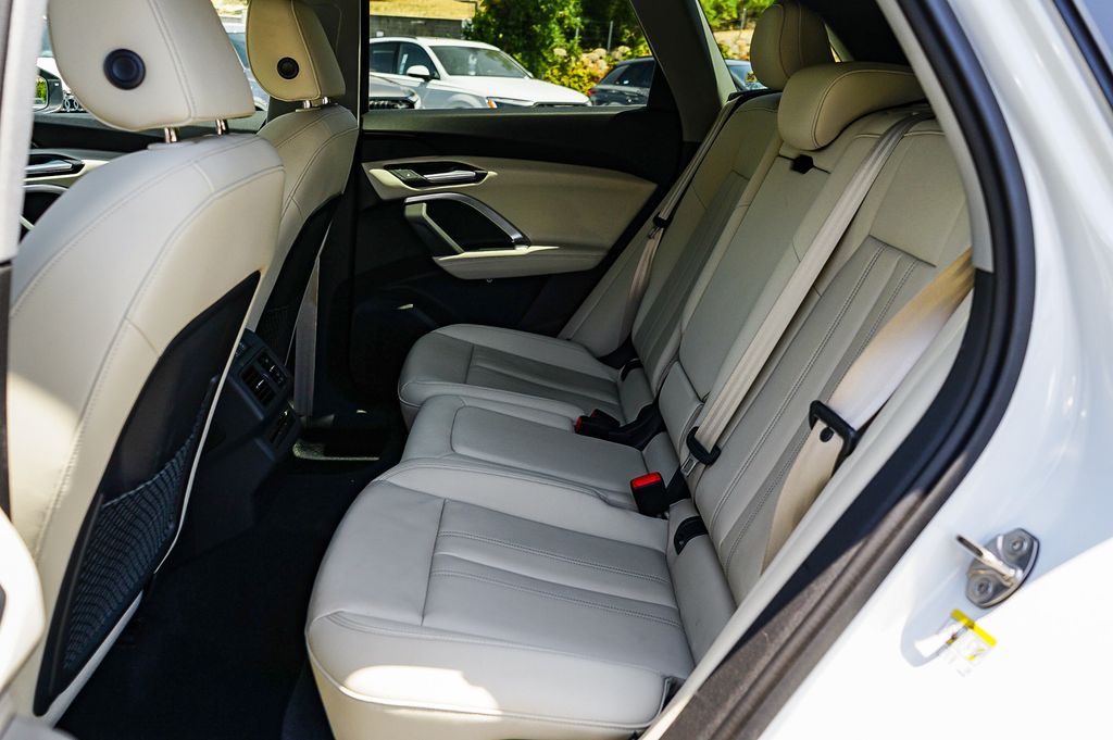Thumbnail: 2025 Audi Q5 - 12