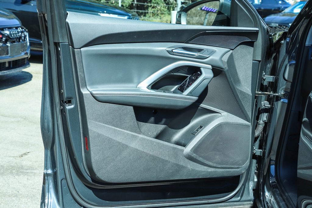Thumbnail: 2025 Audi Q5 - 24