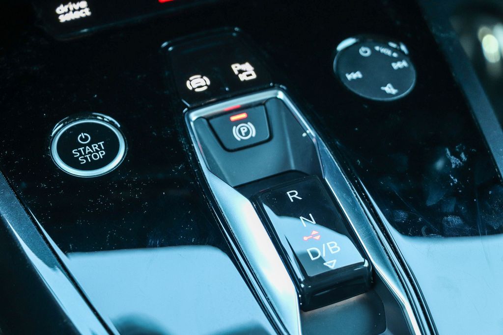Thumbnail: 2023 Audi Q4 e-tron - 15