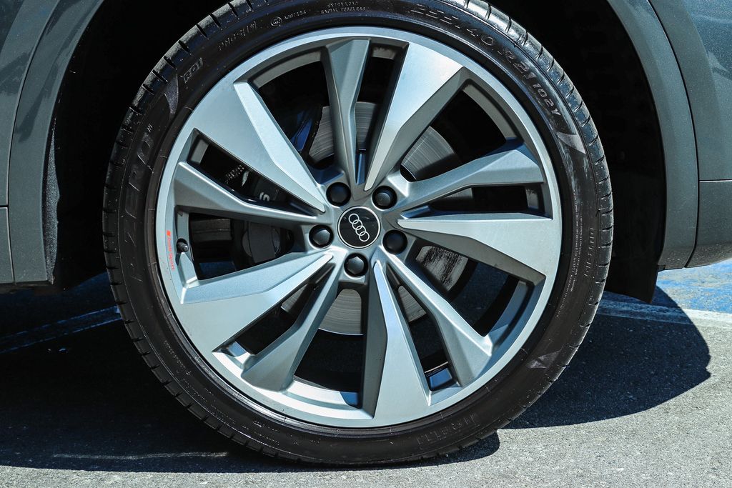 Thumbnail: 2023 Audi SQ5 - 22