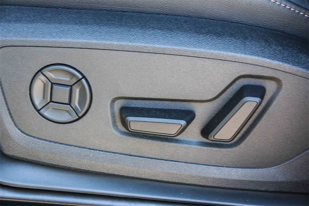 Thumbnail: 2025 Audi Q6 e-tron - 24