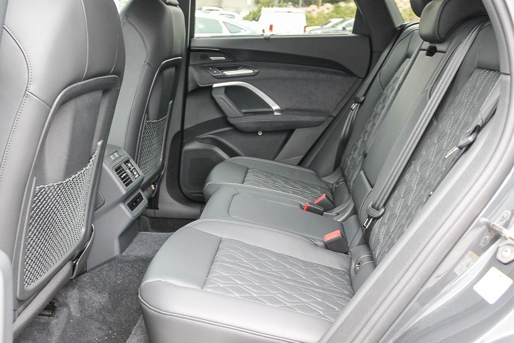 Thumbnail: 2025 Audi SQ5 - 12