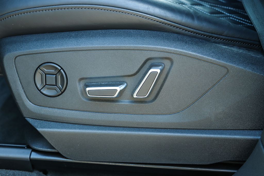 Thumbnail: 2023 Audi e-tron S - 24