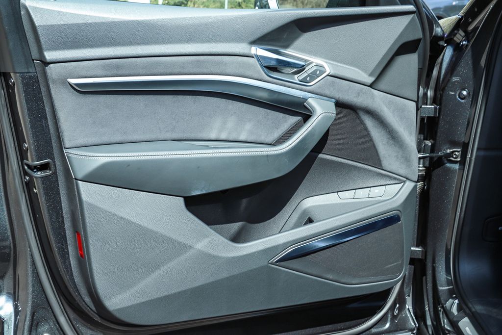 Thumbnail: 2023 Audi e-tron S - 25