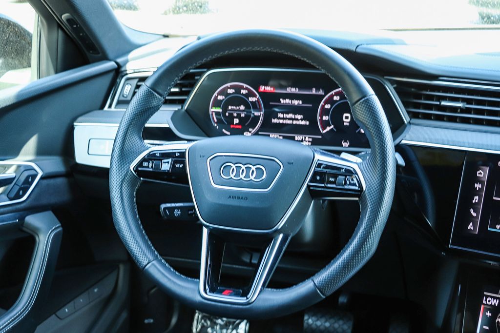 Thumbnail: 2023 Audi e-tron S - 13