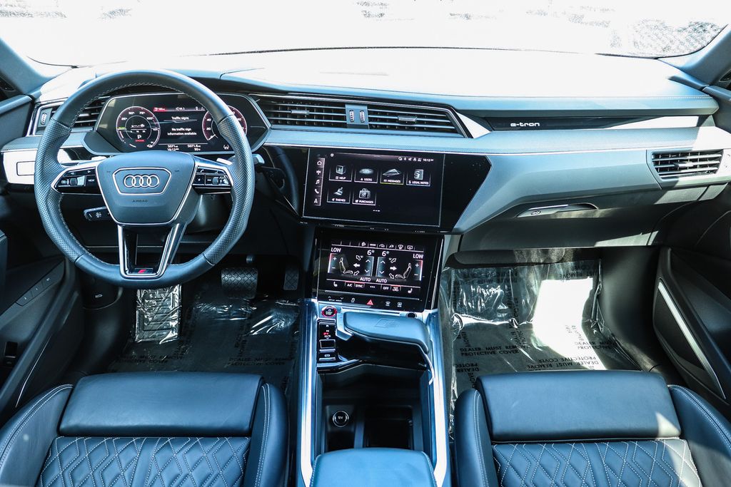 Thumbnail: 2023 Audi e-tron S - 2