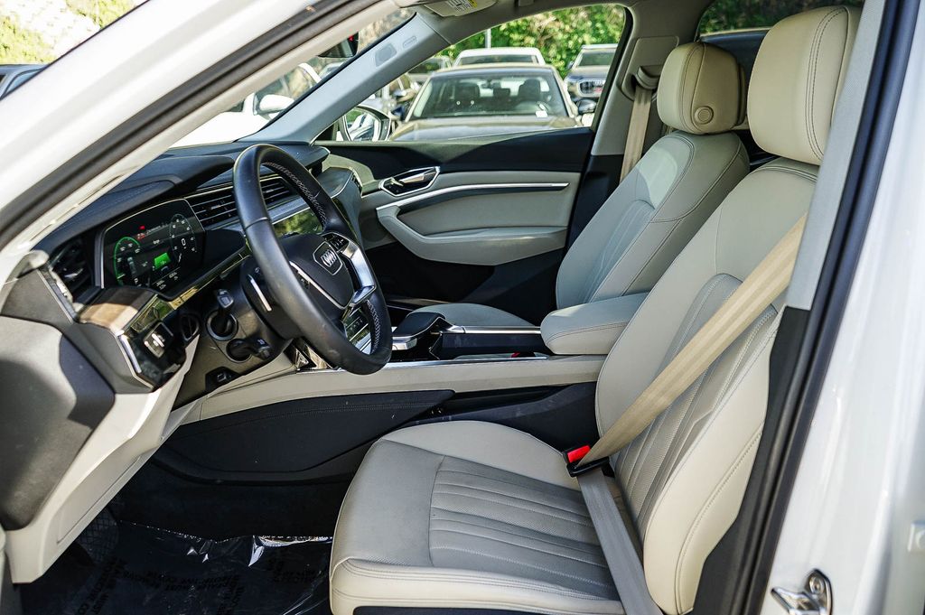 Thumbnail: 2024 Audi Q8 e-tron - 11