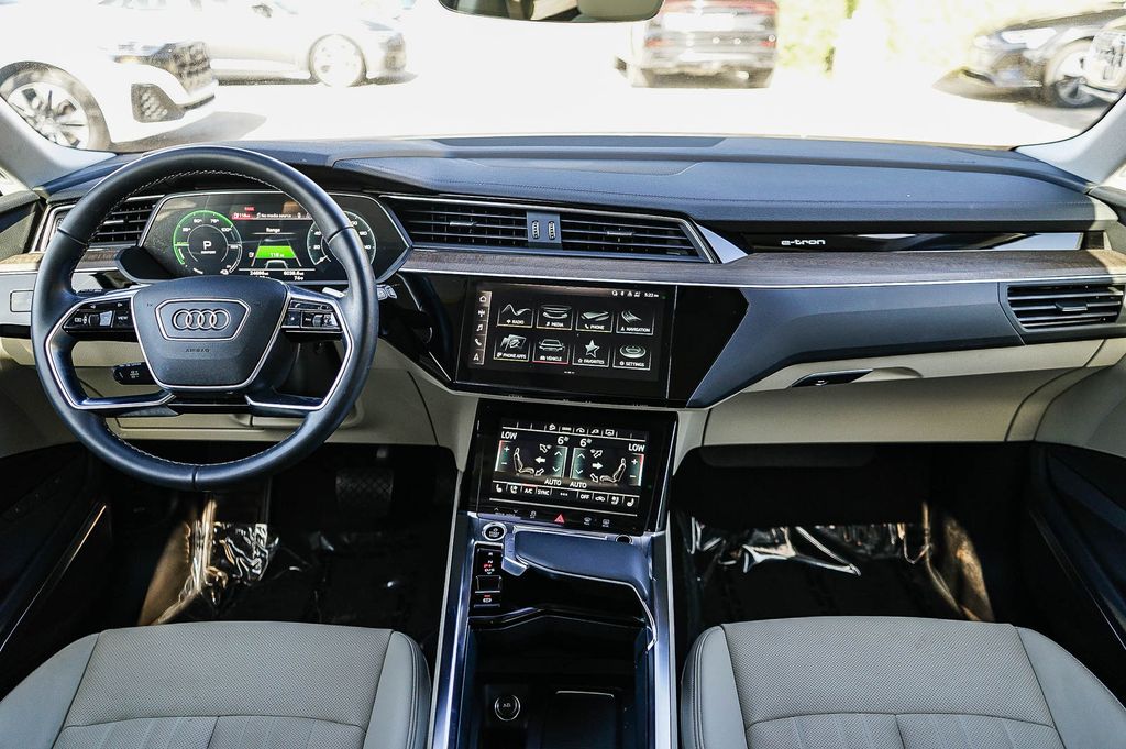 Thumbnail: 2024 Audi Q8 e-tron - 2
