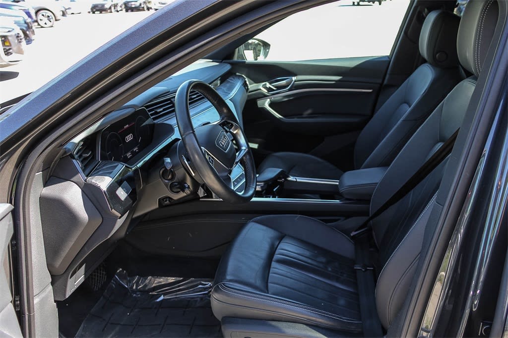 Thumbnail: 2023 Audi e-tron - 10