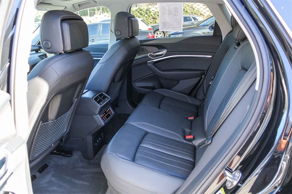 Thumbnail: 2023 Audi e-tron - 11