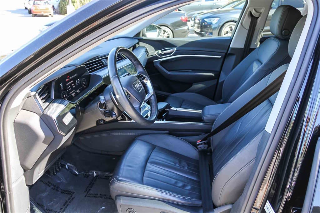 Thumbnail: 2023 Audi e-tron - 10