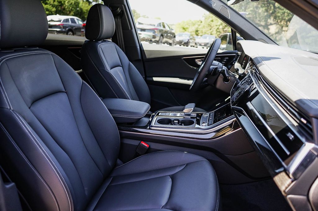 Thumbnail: 2026 Audi Q7 - 9