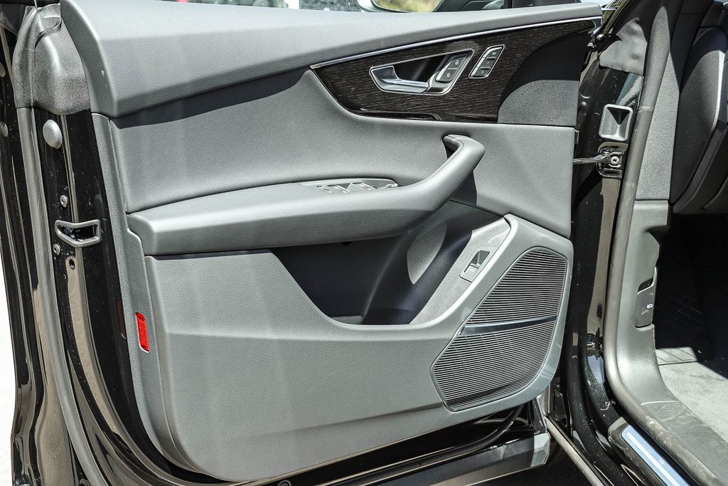 Thumbnail: 2026 Audi Q8 - 24
