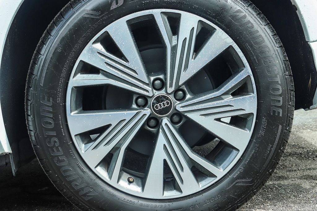 Thumbnail: 2023 Audi Q4 e-tron - 6