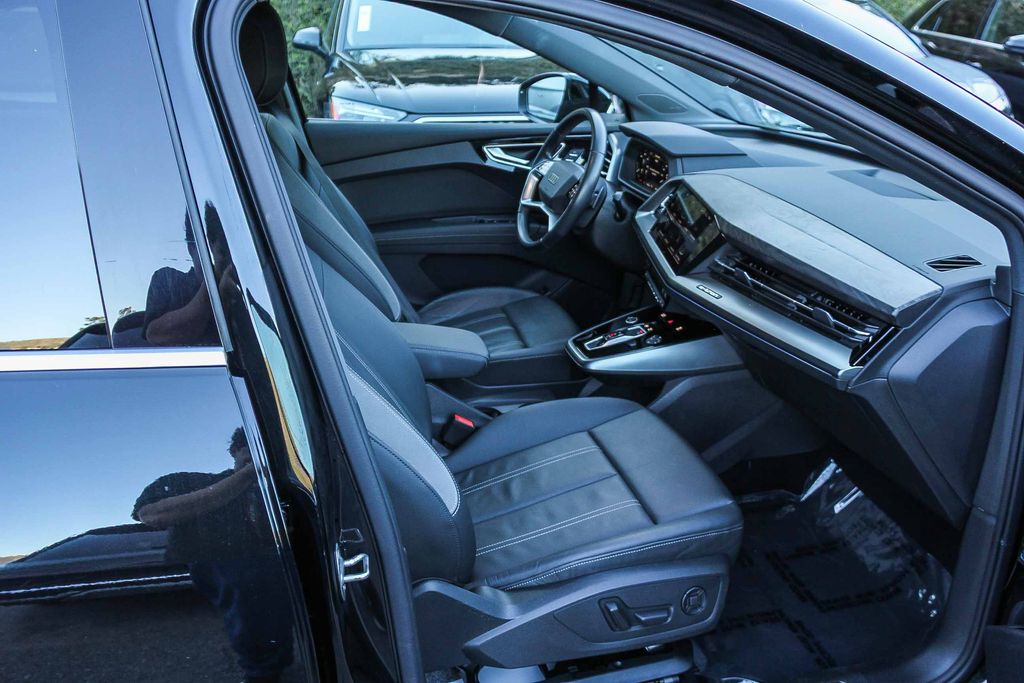 Thumbnail: 2023 Audi Q4 e-tron - 9