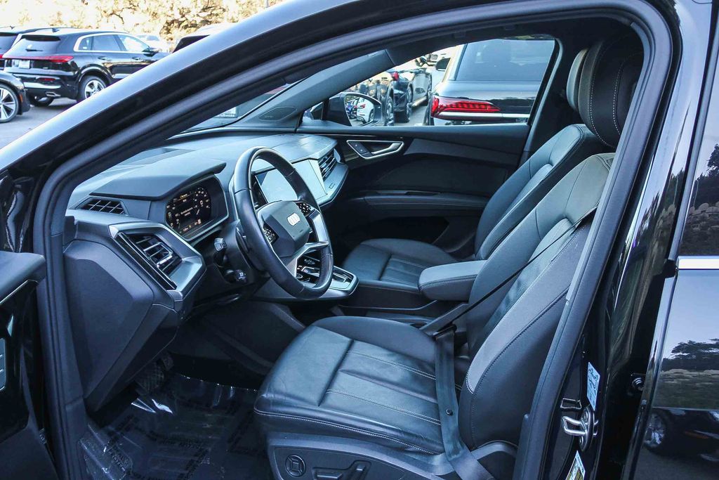 Thumbnail: 2023 Audi Q4 e-tron - 10