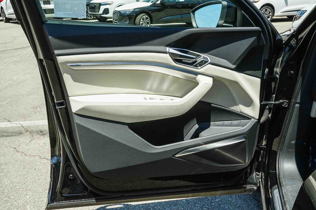 Thumbnail: 2024 Audi Q8 e-tron - 27