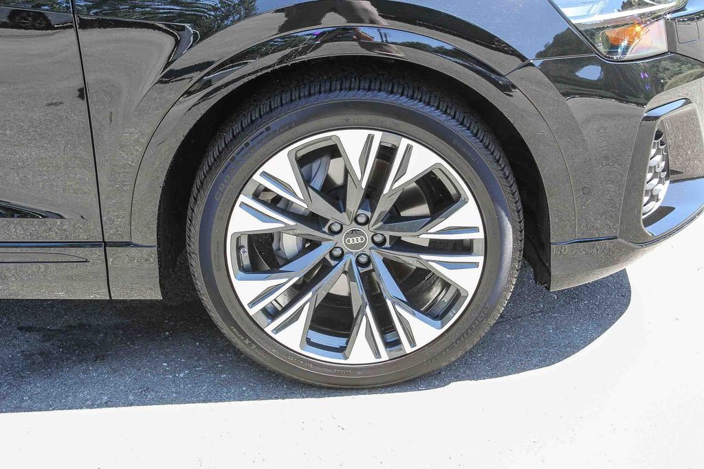 Thumbnail: 2026 Audi Q8 - 6