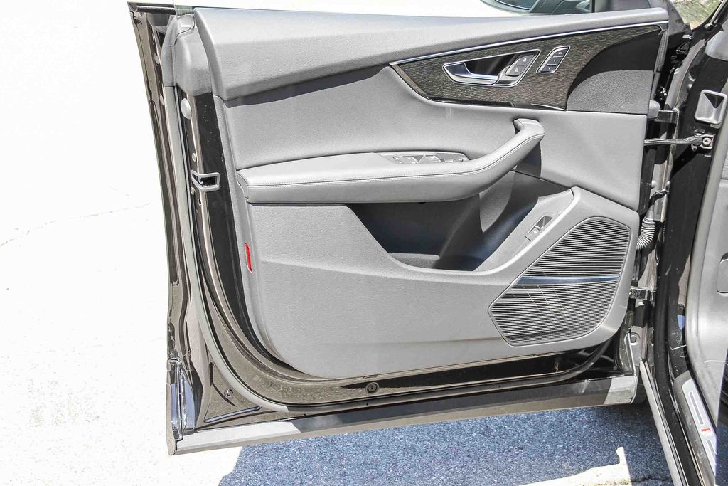 Thumbnail: 2026 Audi Q8 - 25